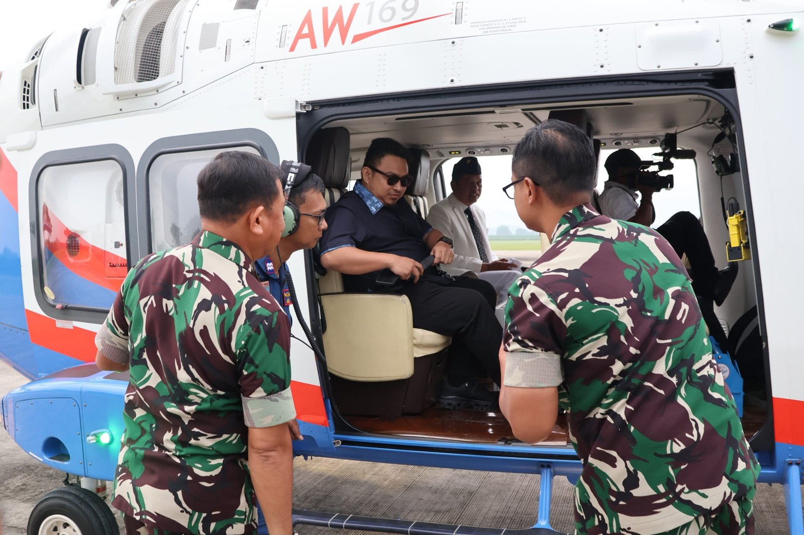 Reynaldy dan Dedi Mulyadi Naik Helikopter